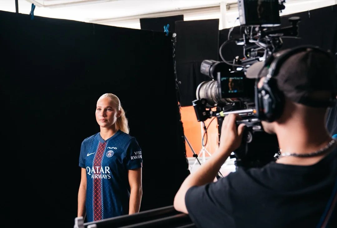 A PSG women's team player on set, filmed in close-up for the challenge intro